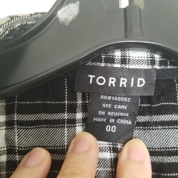 Torrid Black White Plaid Studded Camp Shirt Sz 00 - Picture 13 of 15